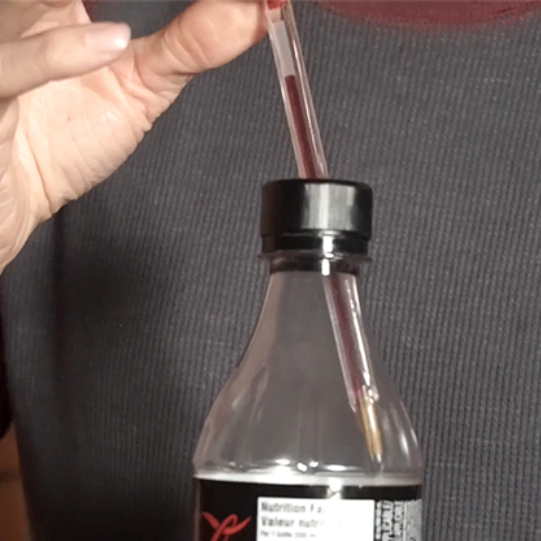 La penetración de tapa de botella más impactante del mundo… ahora aún más imposible